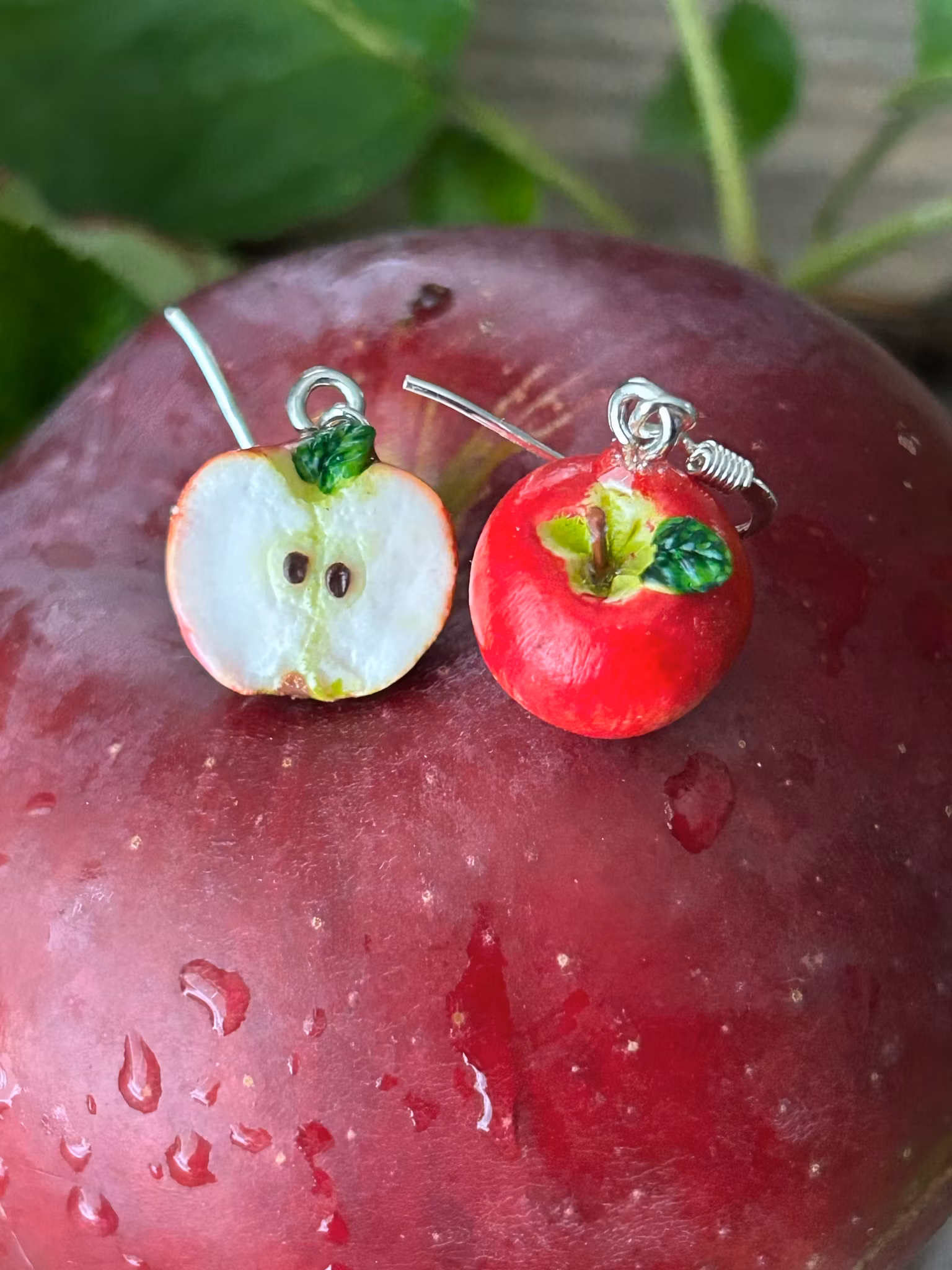 Örhängen, en äpplehalva och ett helt äpple