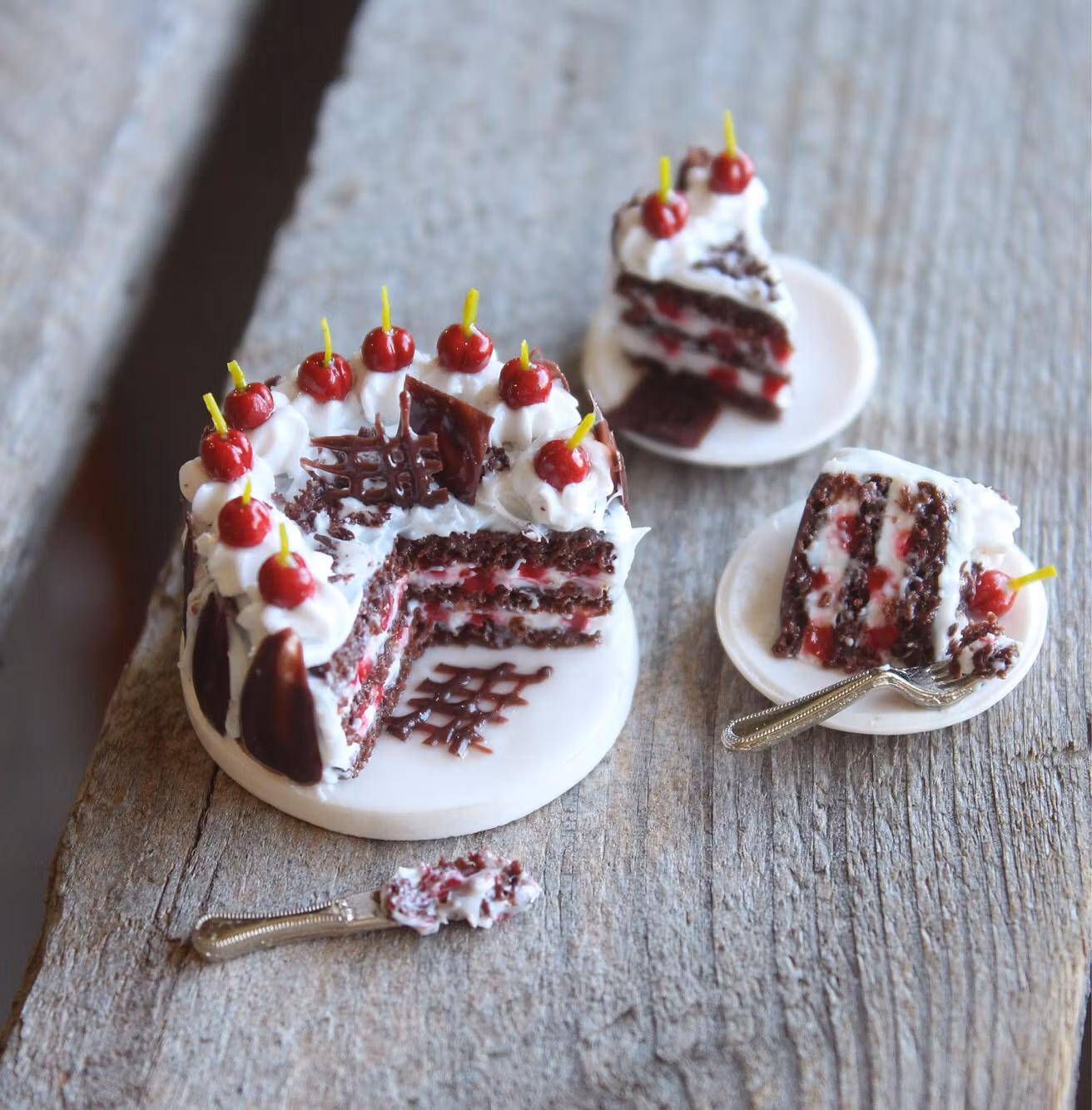 Miniatyr, chokladtårta med körsbär