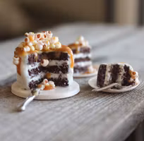 Miniatyr, popcorntårta med kolasås