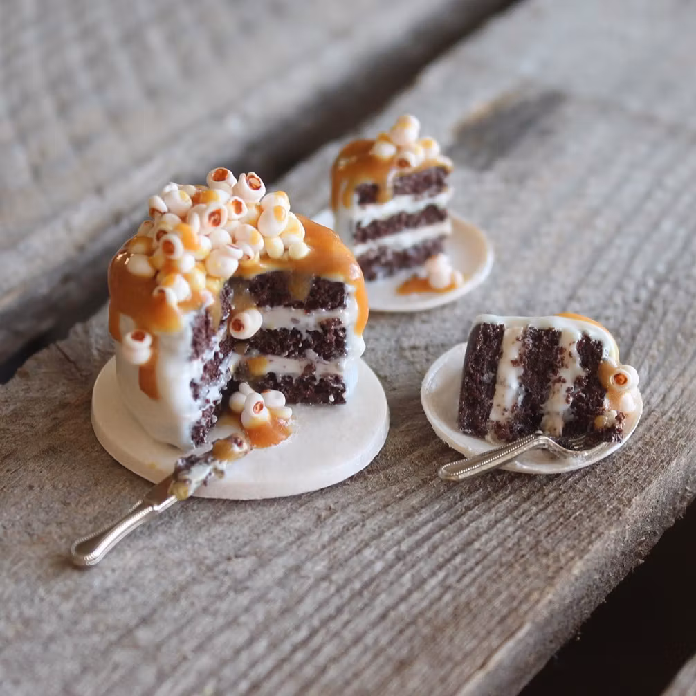 Miniatyr, popcorntårta med kolasås