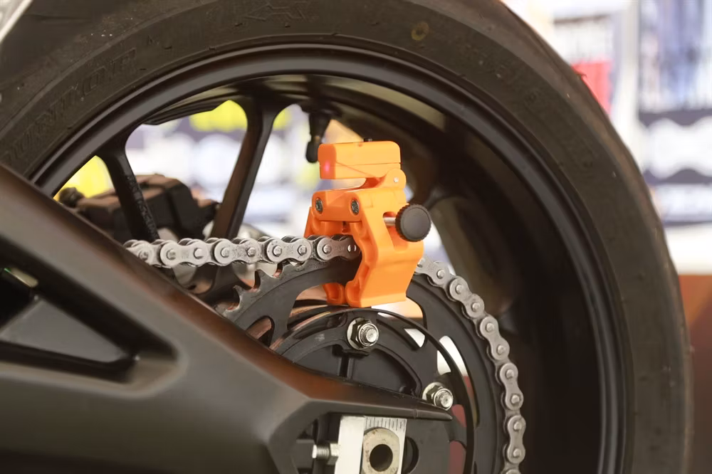 Laser Monkey justerar du enkelt bakhjulets position så att kedjan ligger rakt