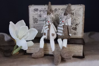 Charmiga Möss i ljusa byxor