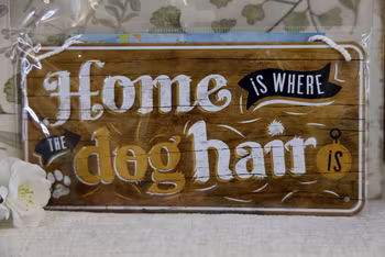 Plåtskylt med hänge, Home is where the doghair is