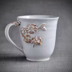 Stor mugg vit med blommor i guld