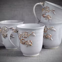 Stor mugg vit med blommor i guld