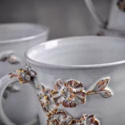 Stor mugg vit med blommor i guld