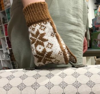 GULLVOTTEN / THE GOLDEN MITTENS