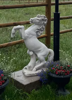 Staty häst betong