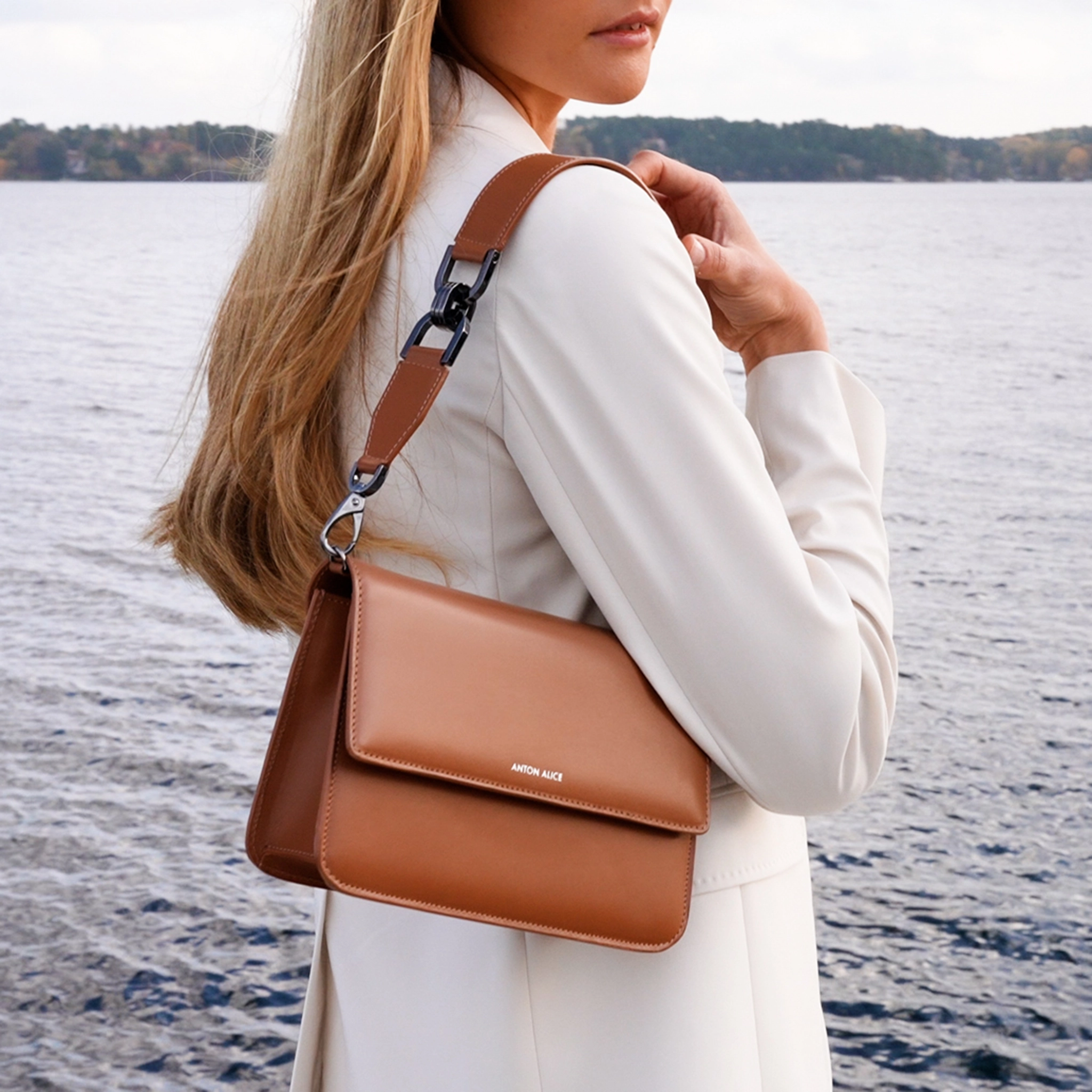 Karamellbrun handväska BAG No 10 buren över axeln. Lifestyle bild. Detalj av kort axelrem
