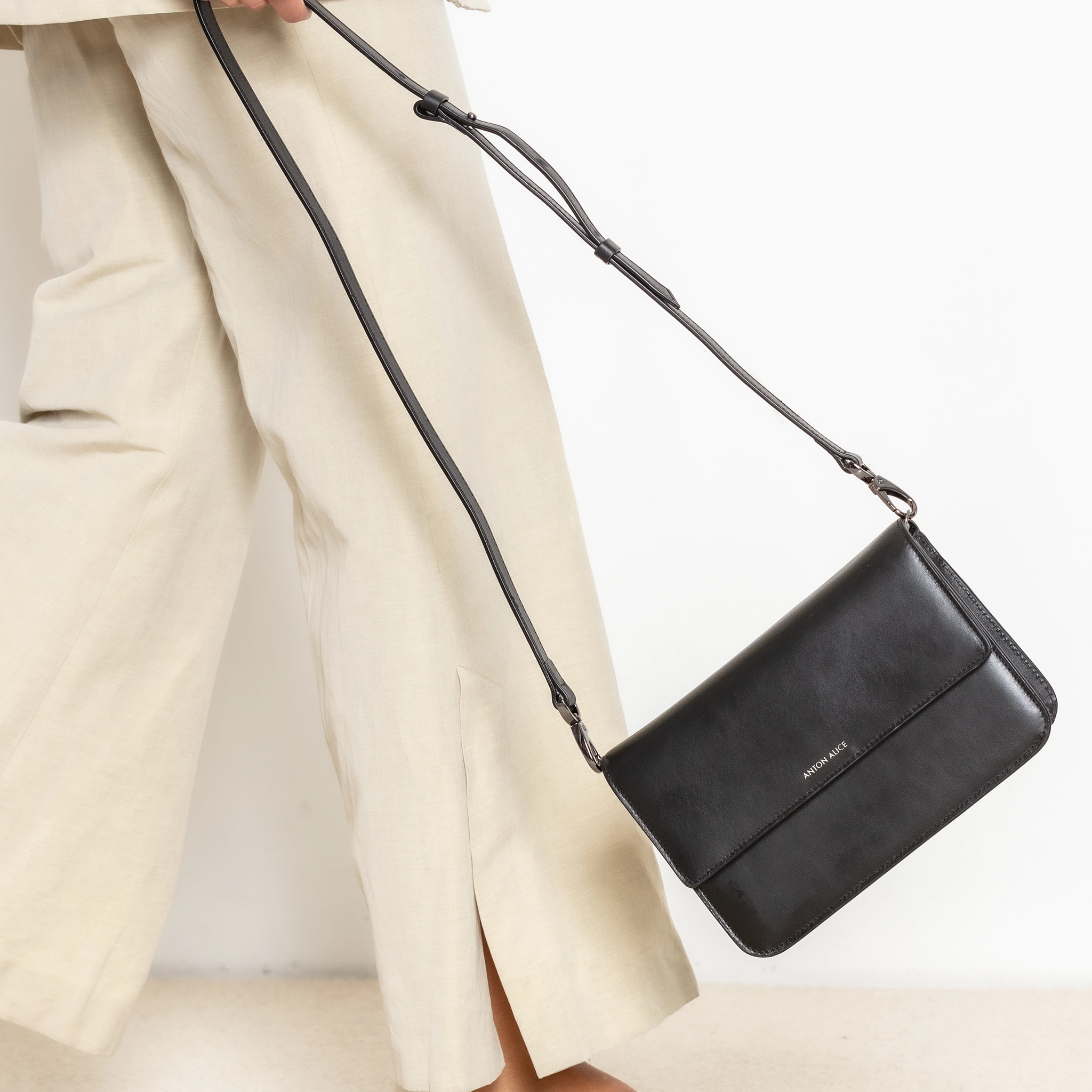 BAG No 10 i svart skinn storleksreferens