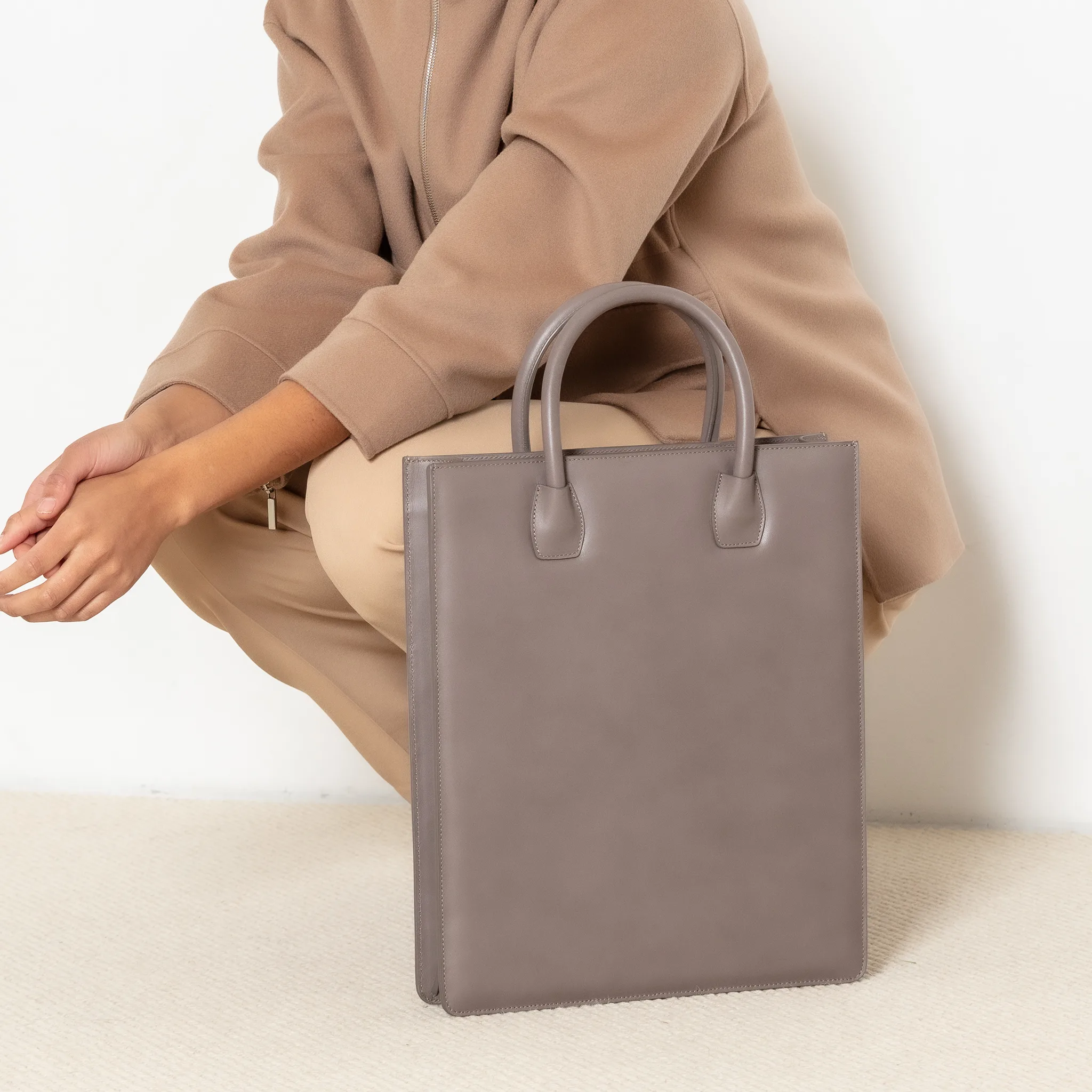 TOTE BAG No 1 – tote bag i läder, taupe brungrå