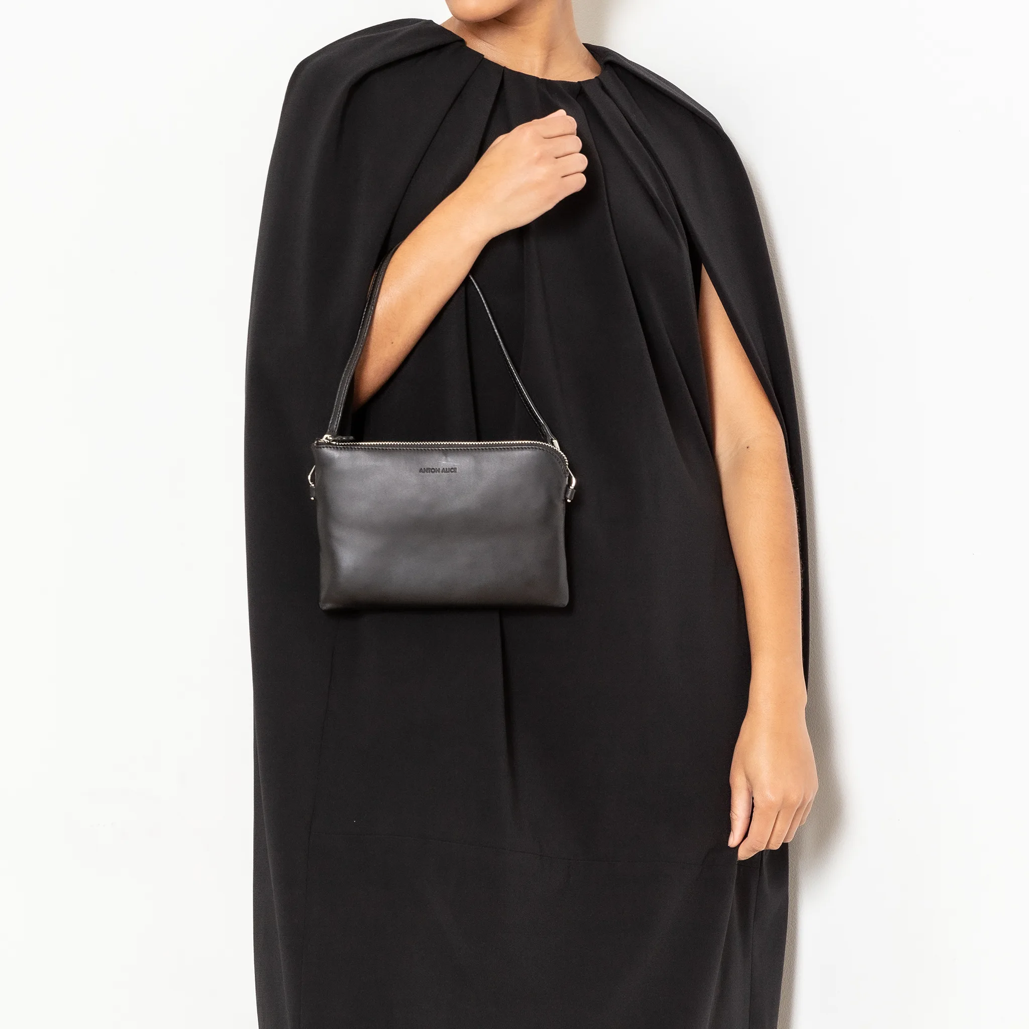 POUCH – liten handväska, svart