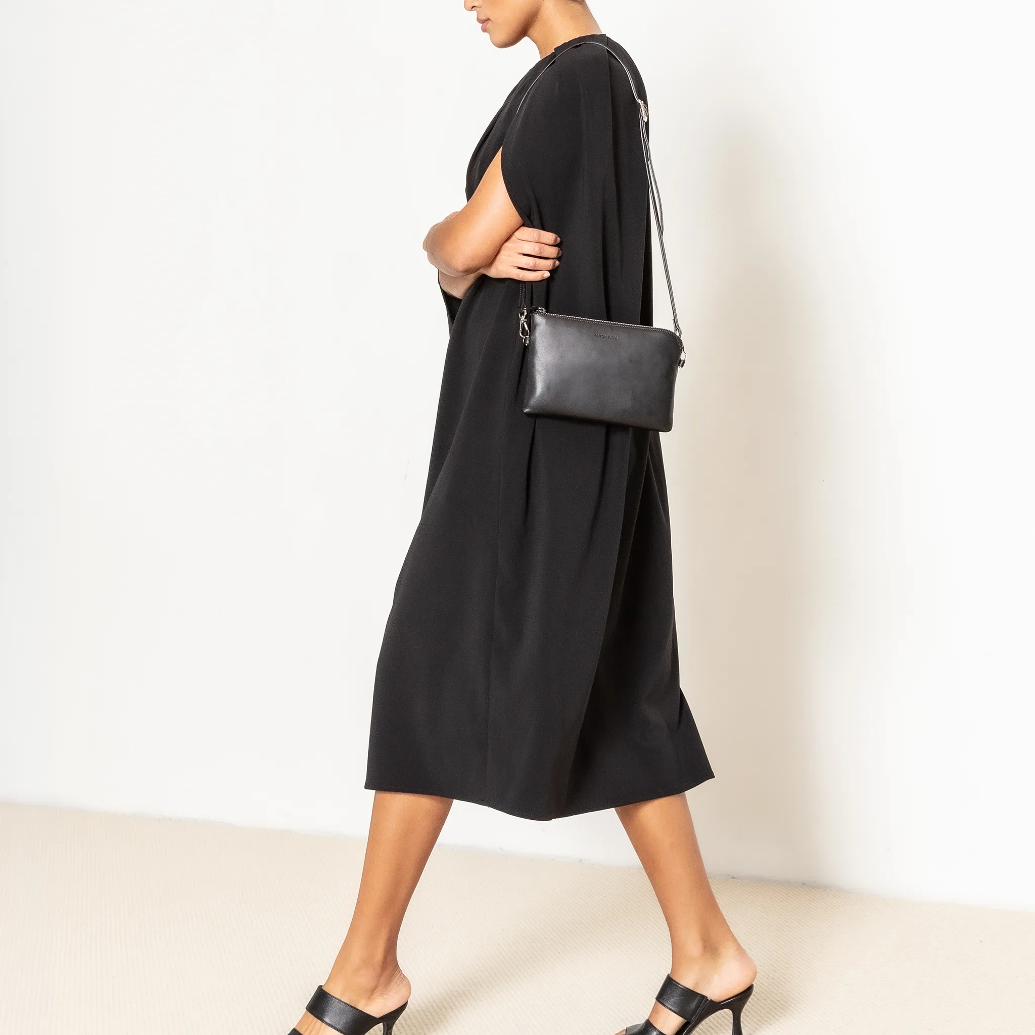 POUCH – liten handväska, svart