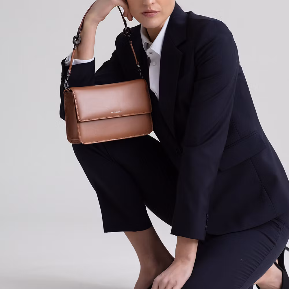 Karamellbrun handväska BAG No 10 buren över axeln. Lifestyle bild. Detalj av kort axelrem