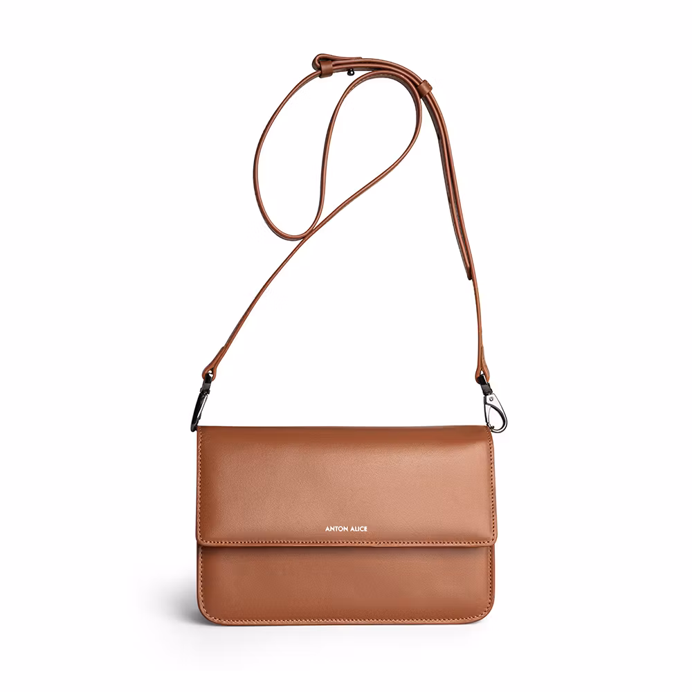 BAG No 10 i karamellbrunt skinn med crossbody rem