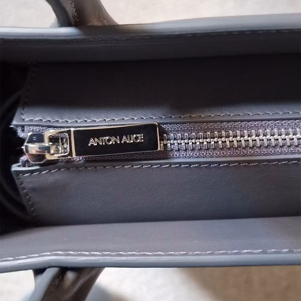 Dragkedjan i silvermetall på tacote bag No 1 i skinn för dator 13, 14 och 15,6 tum.