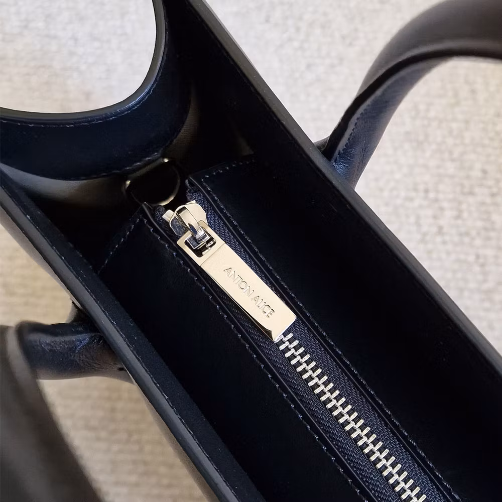 Dragkedjan i silvermetall på tote bag No 1 i svart skinn