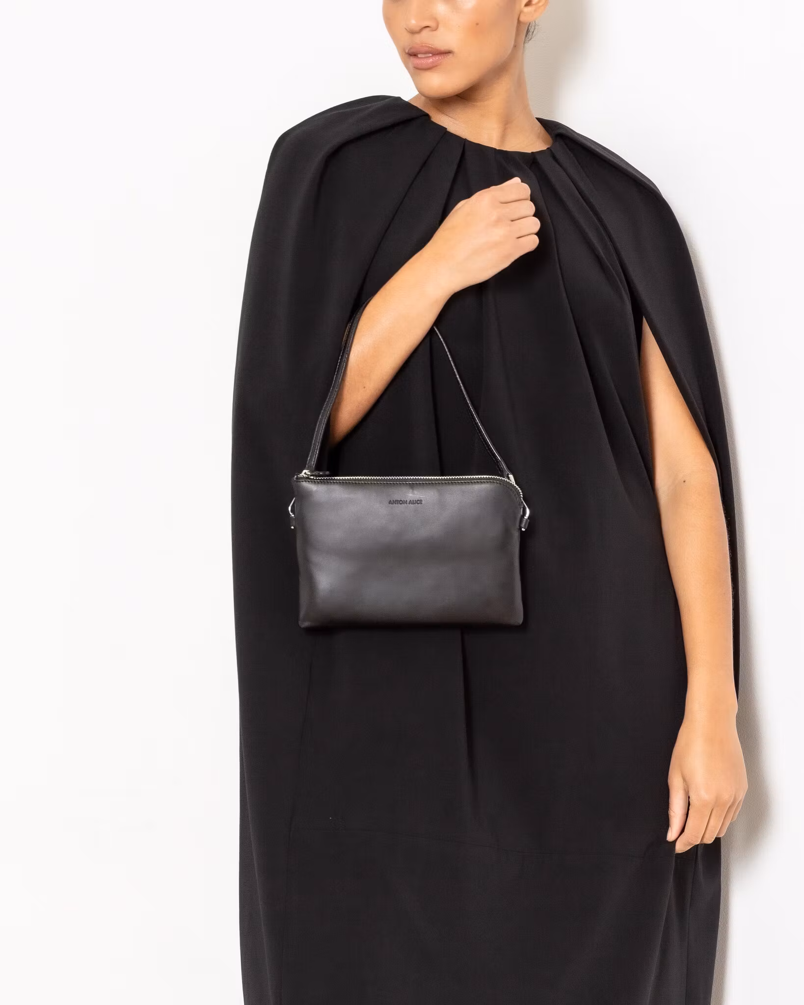 POUCH – liten handväska, svart