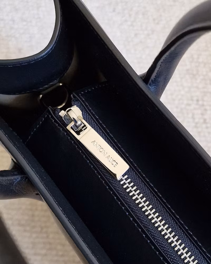 ANTON ALICE Tote Bag No 1 Zip leather tote in black, detail of the signature zip puller