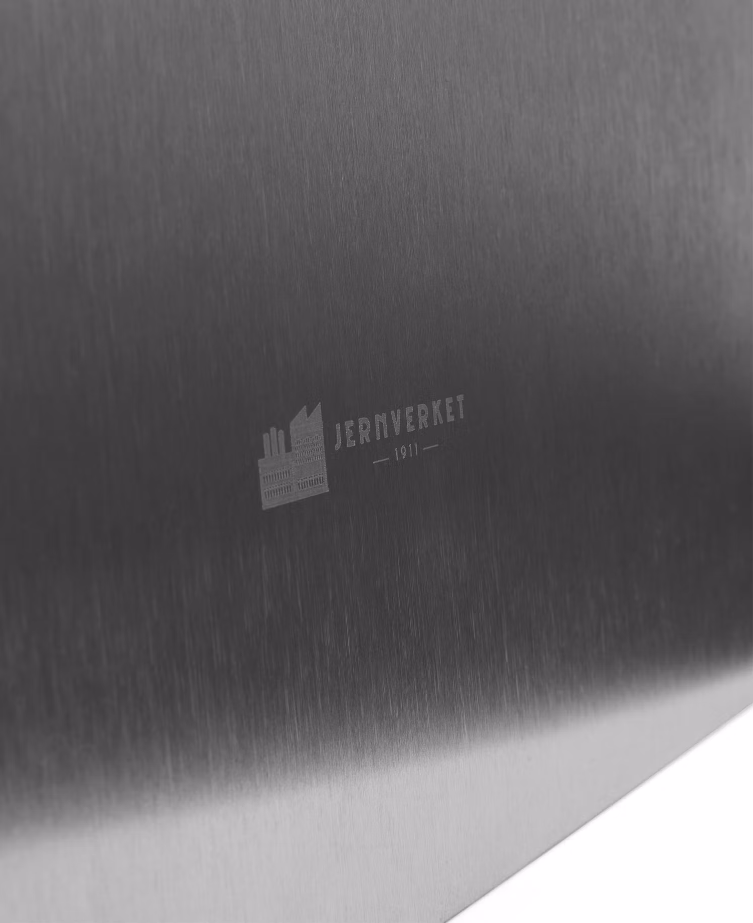Snygg serveringsbräda i rostfritt stål från Jernverket