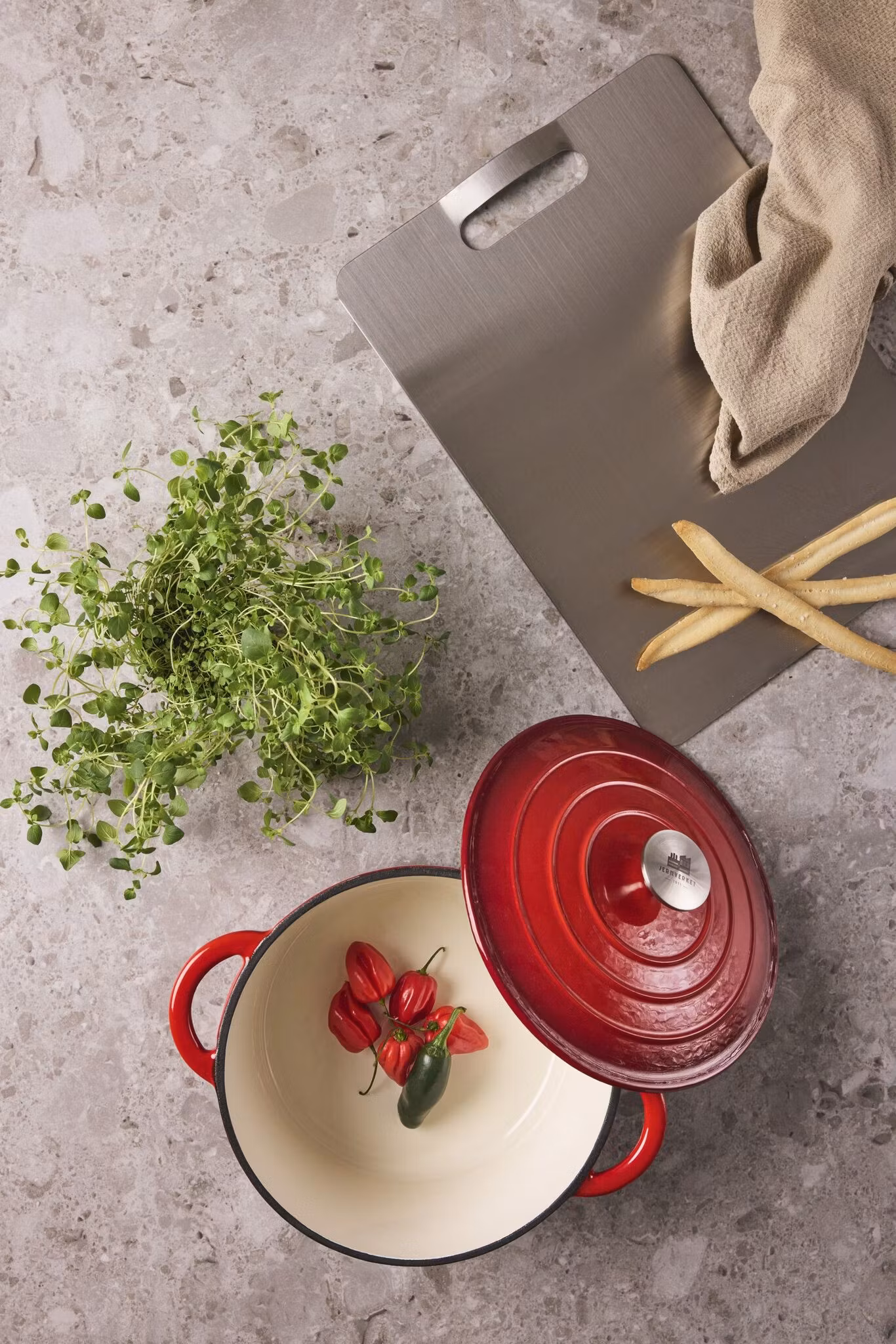 Snygg serveringsbräda i rostfritt stål från Jernverket