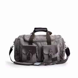 SNYGG TRENDIG DUFFELBAG MED IMITATIONSLÄDER FRÅN SUTHERLAND & SONS – GRÅ
