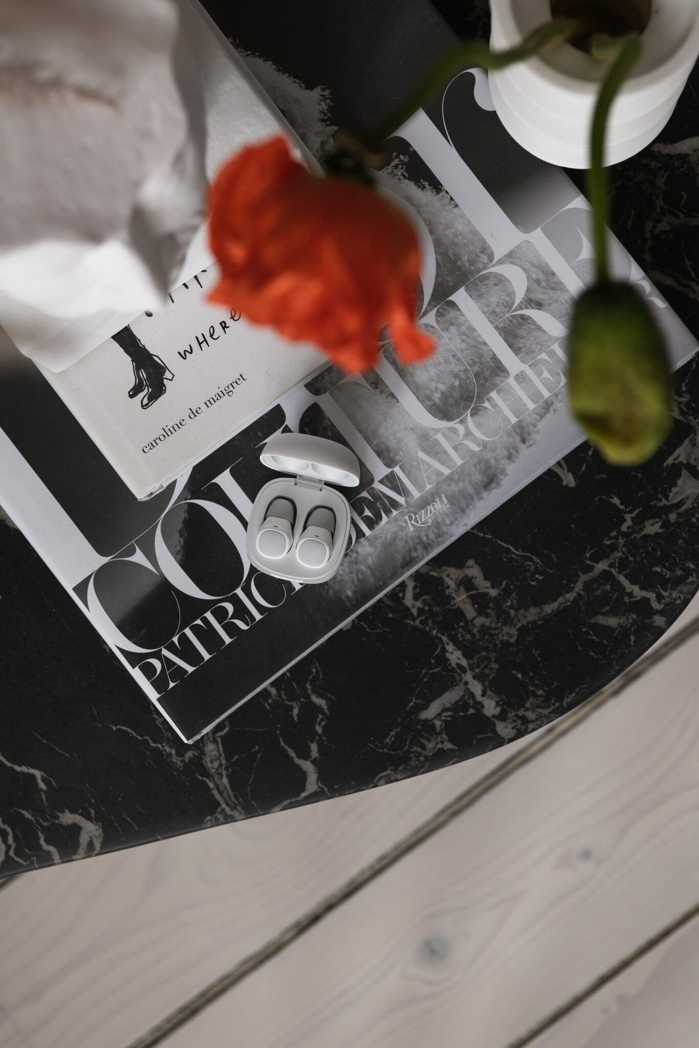 EARBUDS IN EAR FRÅN SWAYERS – WHITE