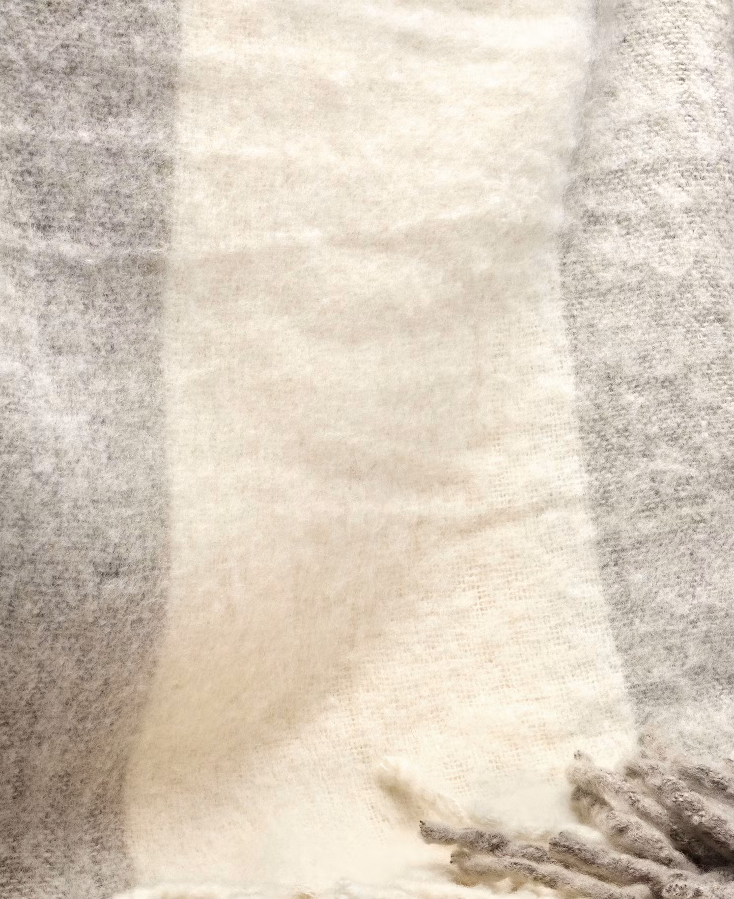 Mjuk ullpläd från Ylleverket - bredrand sand