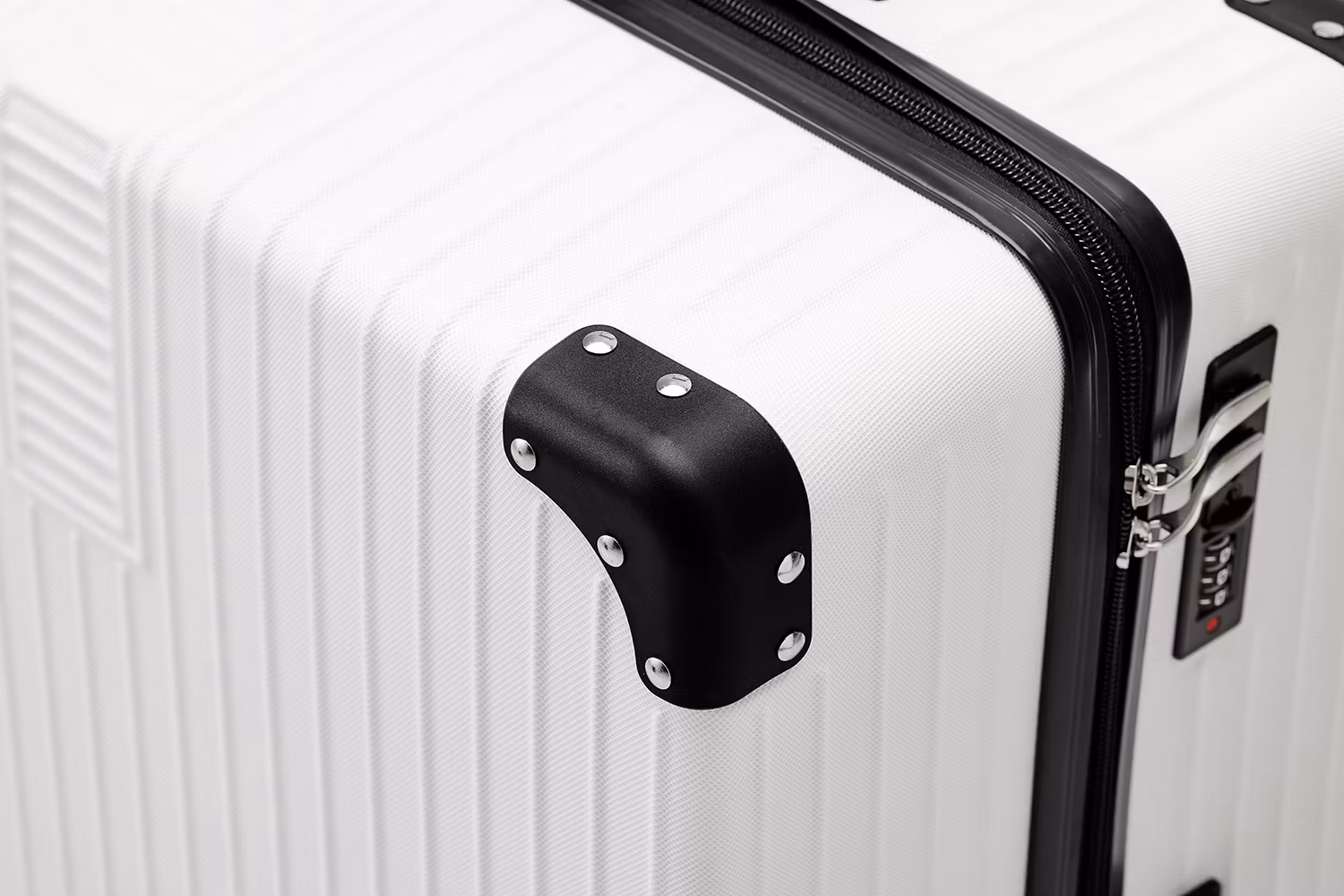 Mellanstor resväska i tidlös design från Sutherland & Sons - White