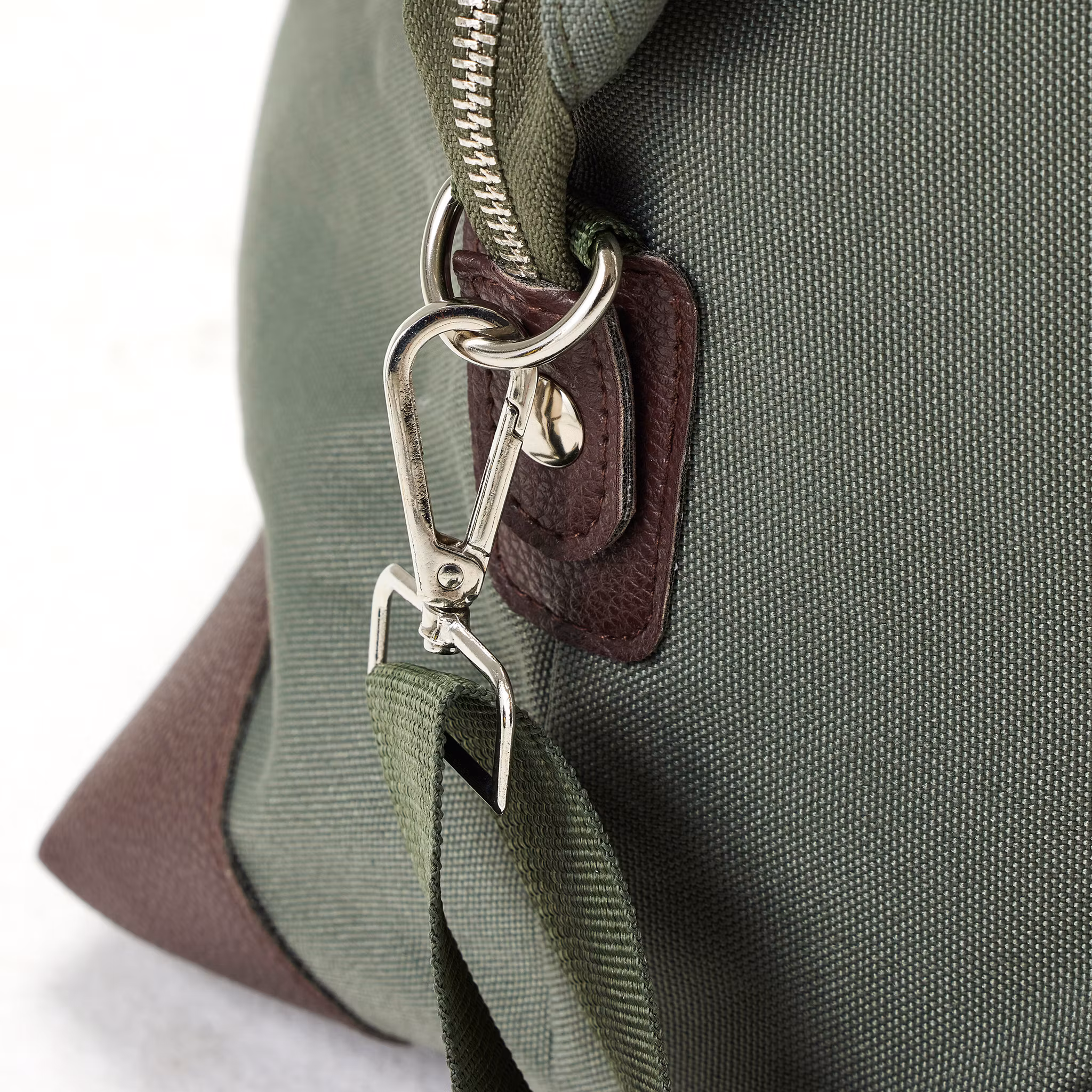 TRENDIG DUFFELBAG FRÅN SUTHERLAND & SONS – grön
