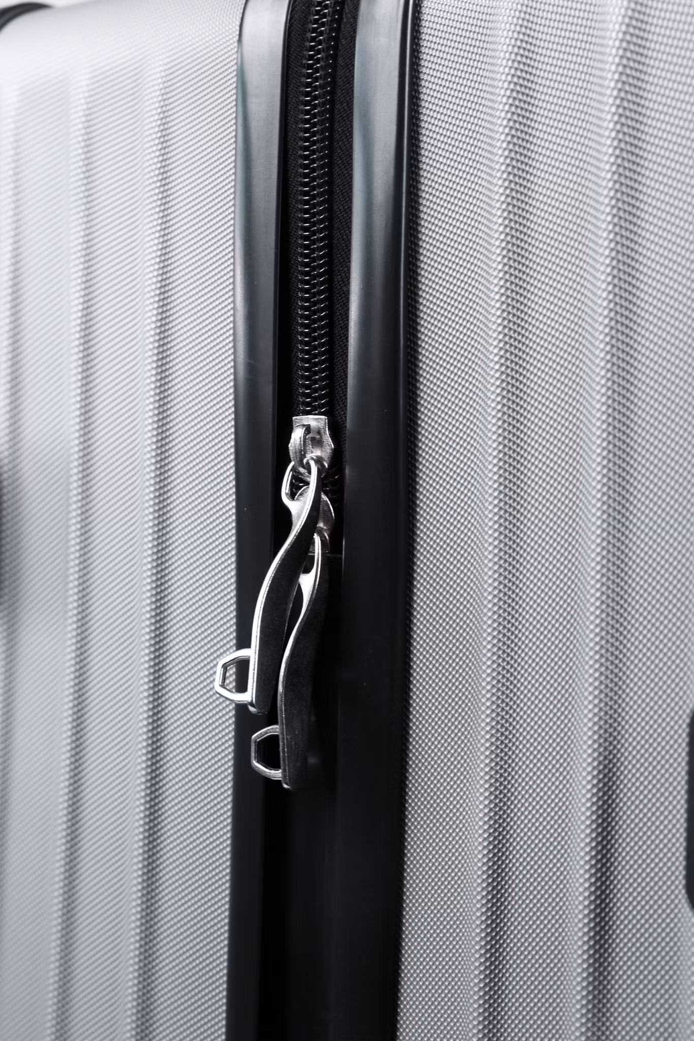Mellanstor resväska i tidlös design från Sutherland & Sons - Silver