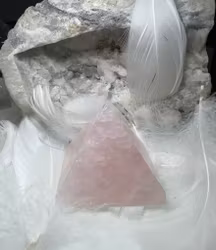Rosenkvarts Pyramid