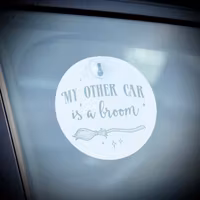 Skylt med sugpropp ”My Other Car Is A Broom”