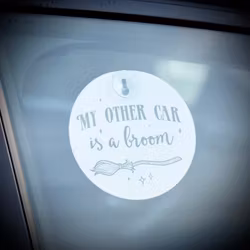 Skylt med sugpropp ”My Other Car Is A Broom”