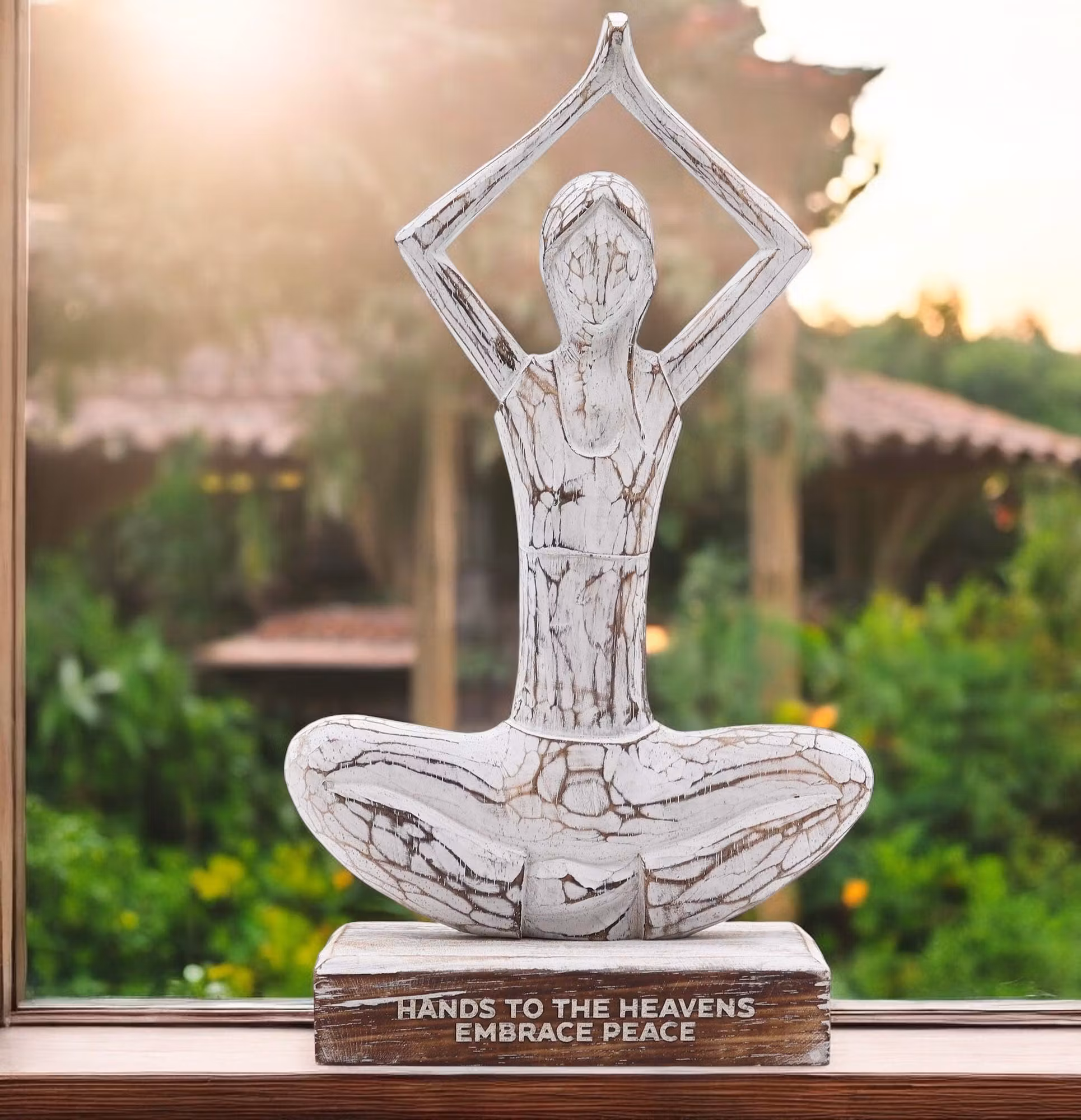 Indonesiskt hantverk ”Hands To The Heavens, Embrace Peace”