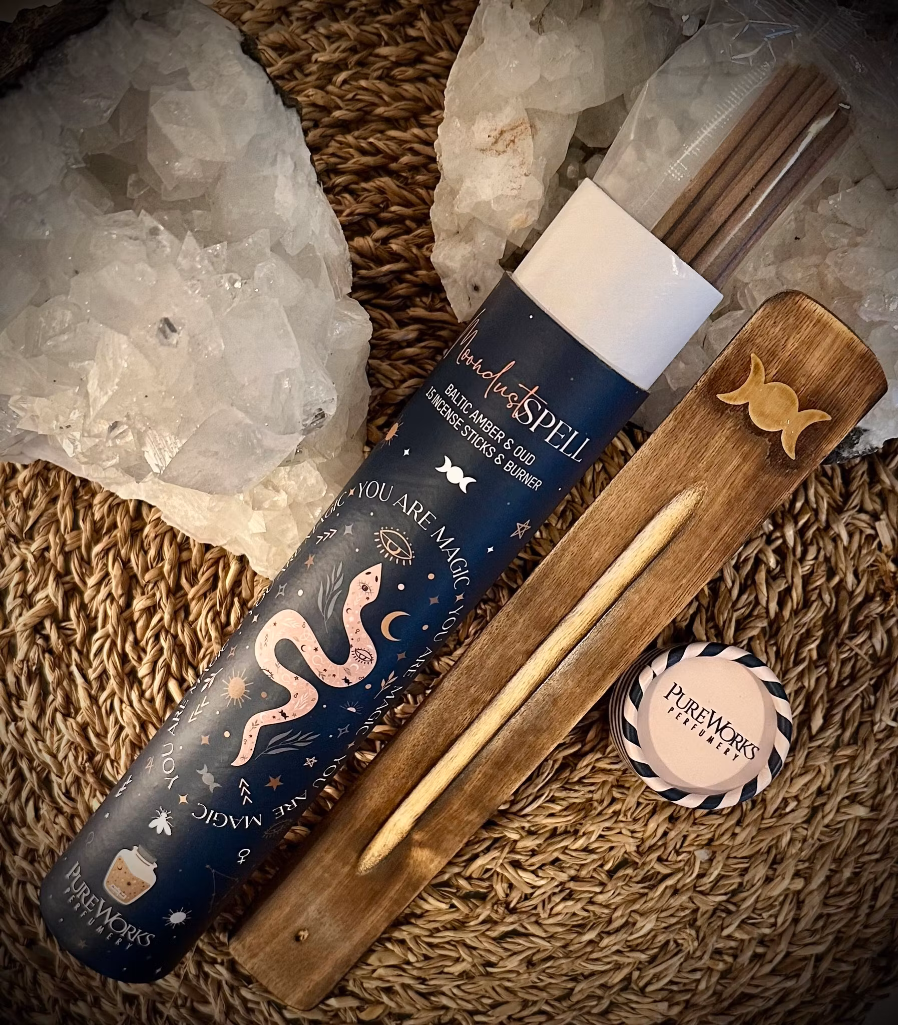 SONG OF INDIA PUREWORKS Rökelsepinnar | Celestial Magic Moondust Spell + Rökelsehållare