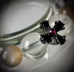 Grå Månsten | Bergkristall med ett kors med en infälld Rubin och Svart Obsidian Armband | 925 Sterling Silver