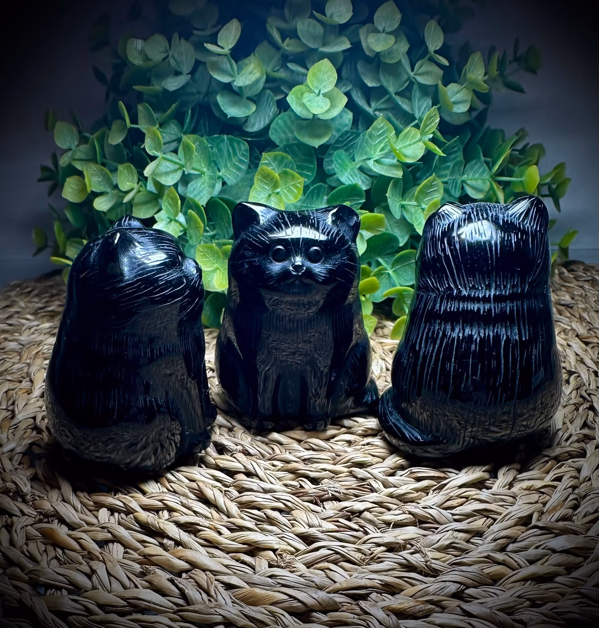 Obsidian Katt Carving
