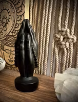 Bedjande Händer Carving
