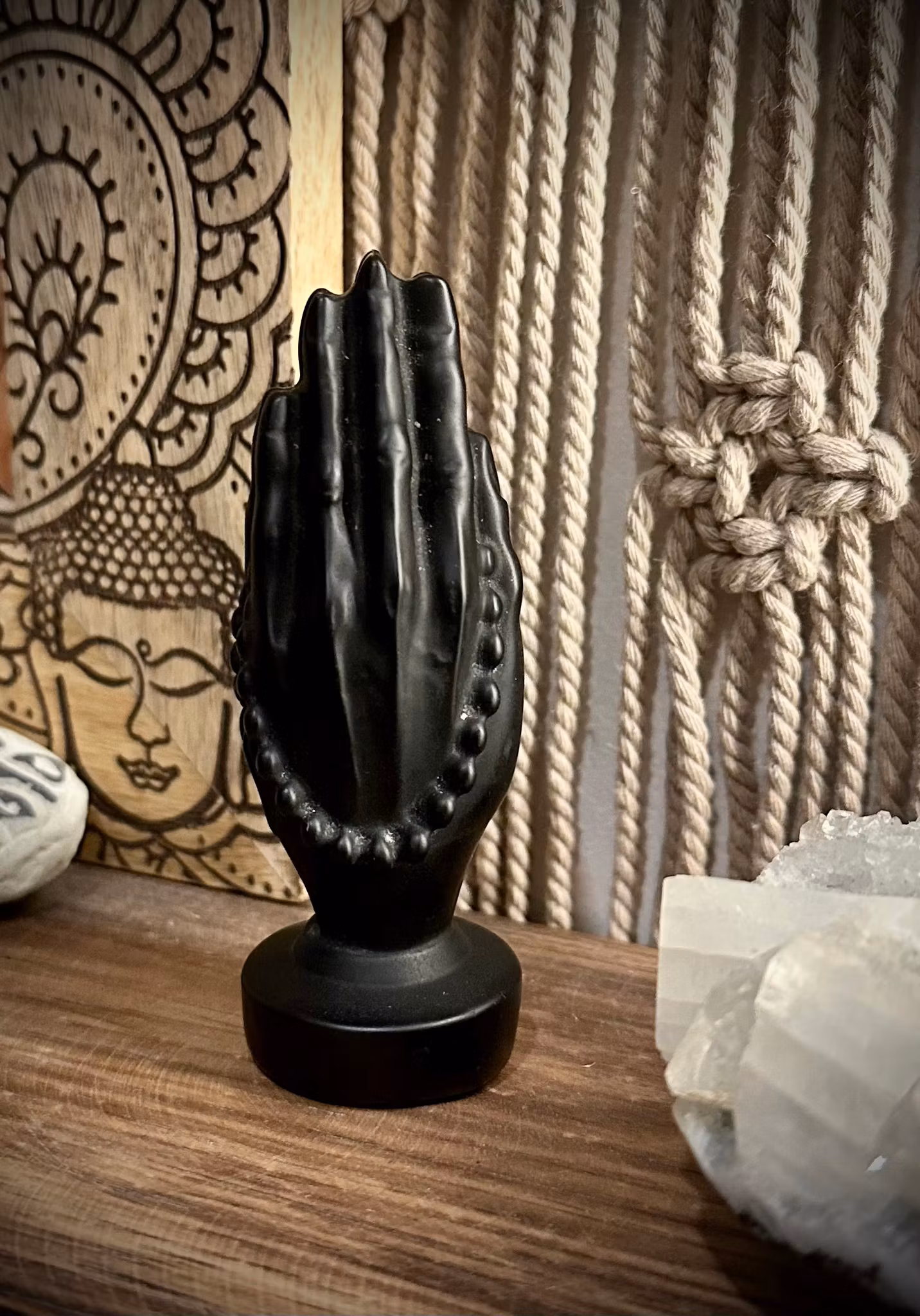 Bedjande Händer Carving