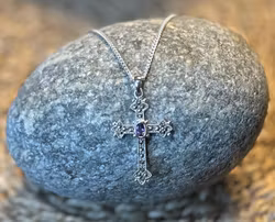 Medieval Cross med en Facetterad Ametist Hänge | 925 Sterling Silver | Peter Stone