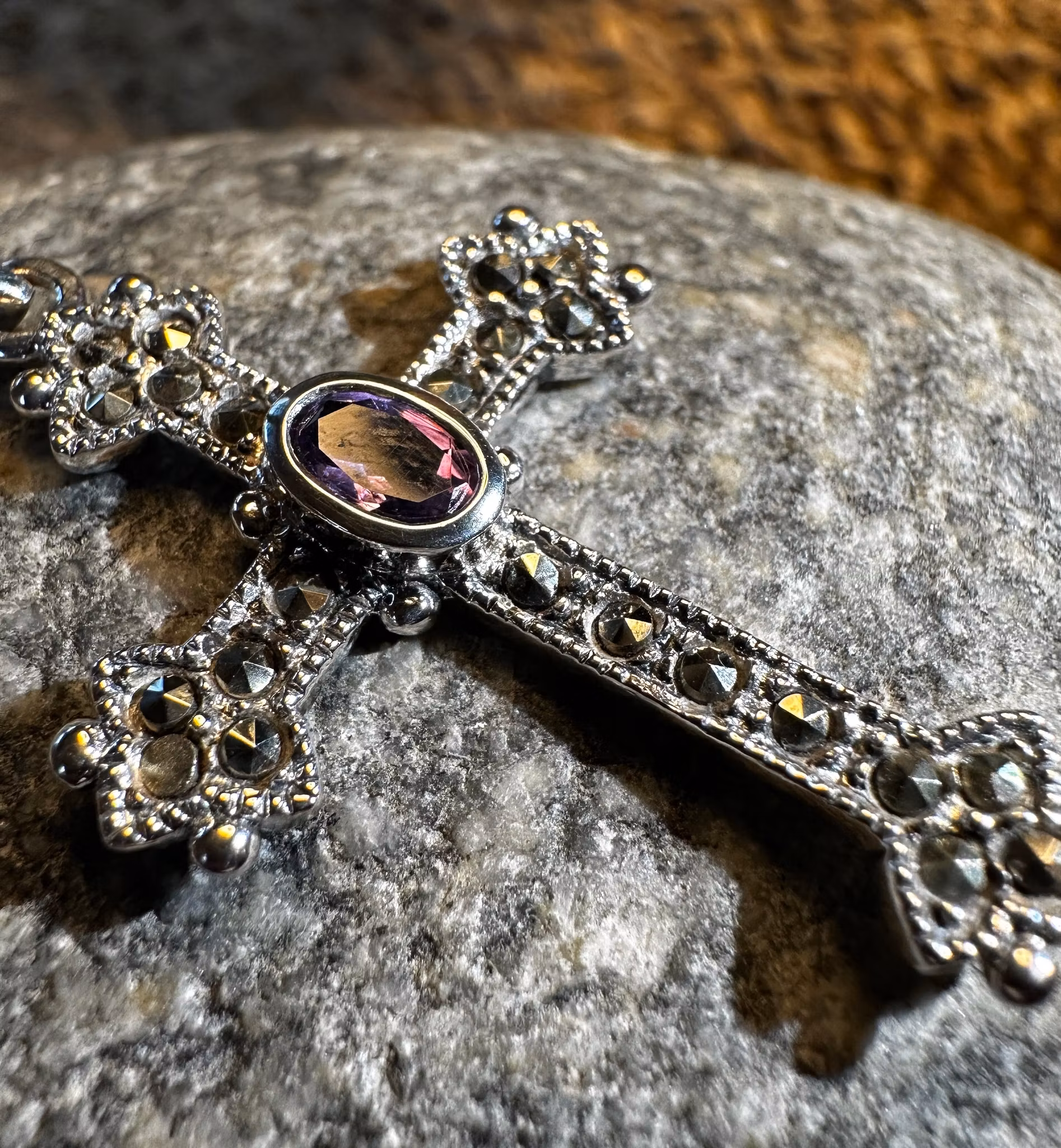 Patterned Marc Cross med en Facetterad Ametist Hänge | 925 Sterling Silver | Peter Stone