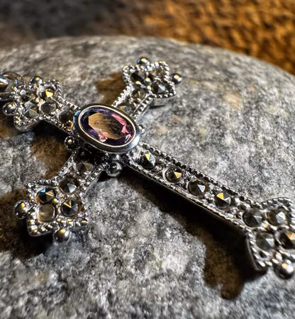 Patterned Marc Cross med en Facetterad Ametist Hänge | 925 Sterling Silver | Peter Stone