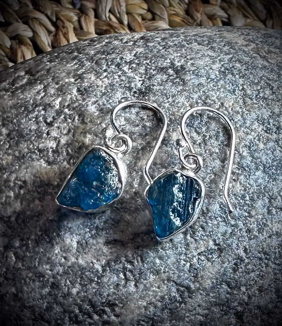 Rå infälld Apatit Örhänge | 925 Sterling Silver