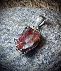 Rå infälld Granat Hänge | 925 Sterling Silver