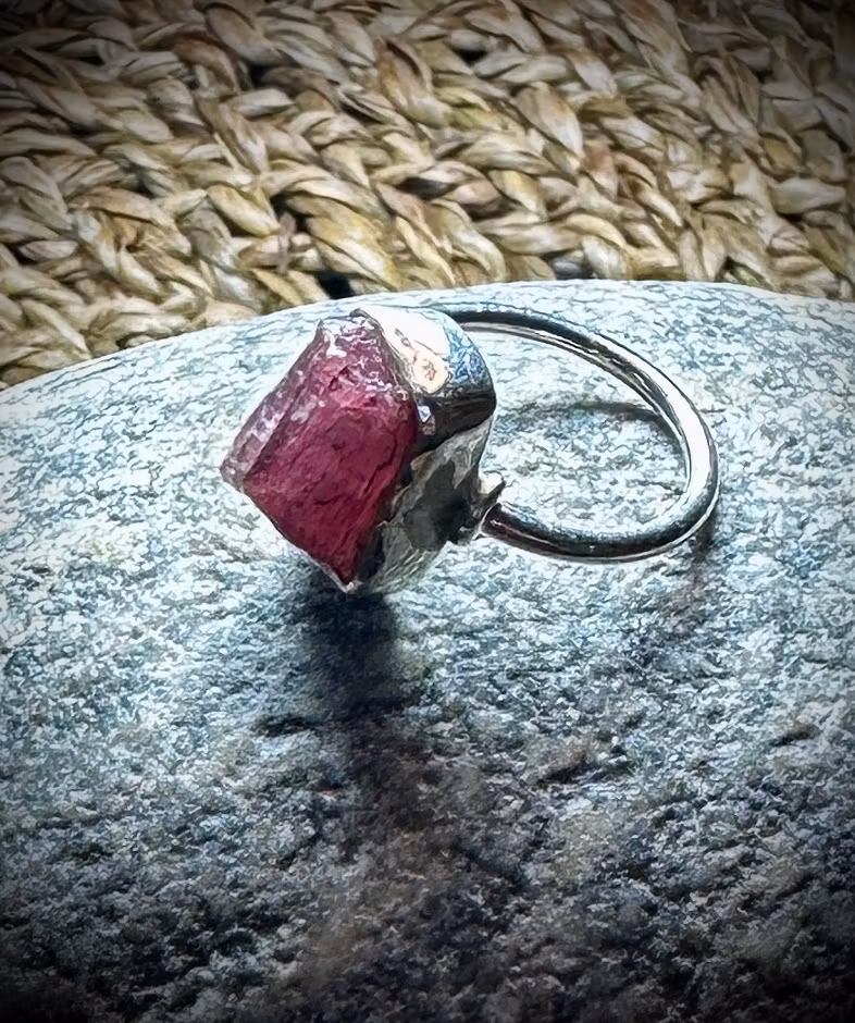 Rå infälld Rosa Turmalin Ring | 925 Sterling Silver | 16