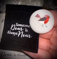 Budskapssten “Someone dear is always near"