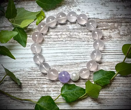 Rosenkvarts Armband med Ametist och en Naturlig Pärla