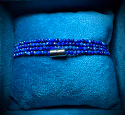 Facetterad Lapis Lazuli wrap med magnetlås