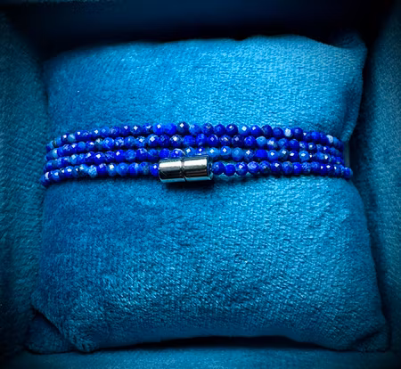 Facetterad Lapis Lazuli wrap med magnetlås